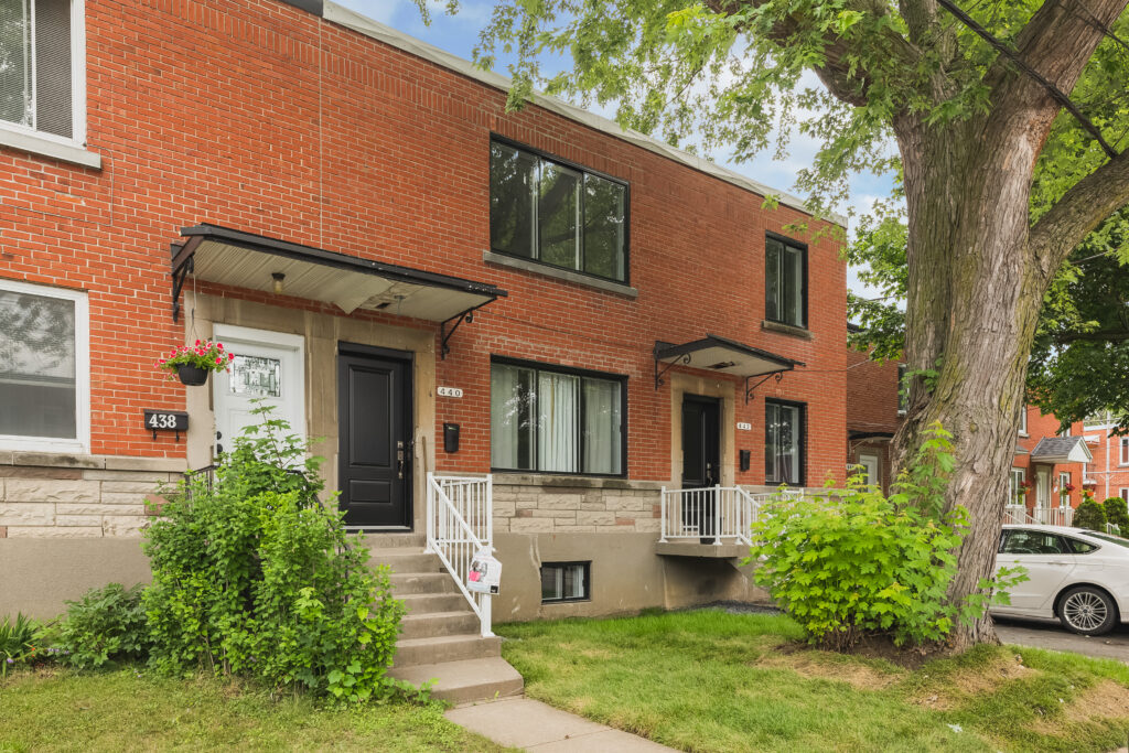 Completely renovated 2 bedroom unit in Lasalle! Unité rénovée de 2