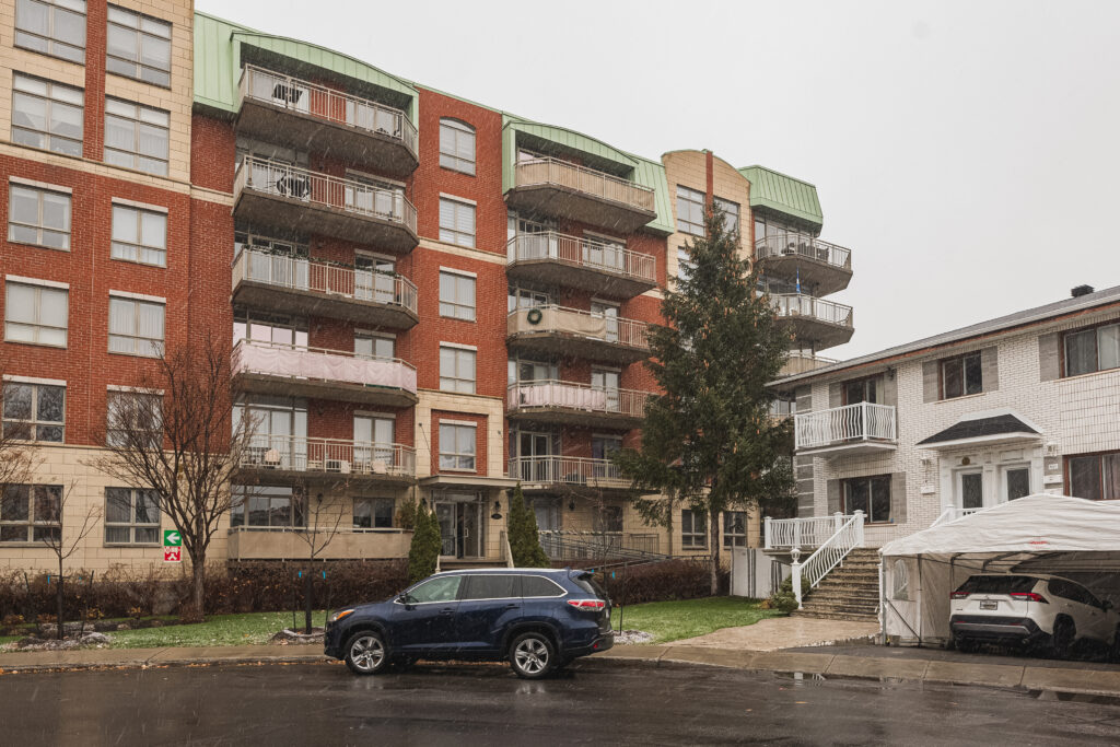 3 bedroom corner unit condo in SaintLeonard/Condo de 3 chambres en
